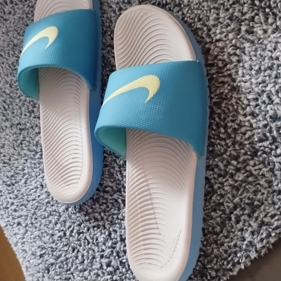 Nike slides size 9 - Picture 2 of 3